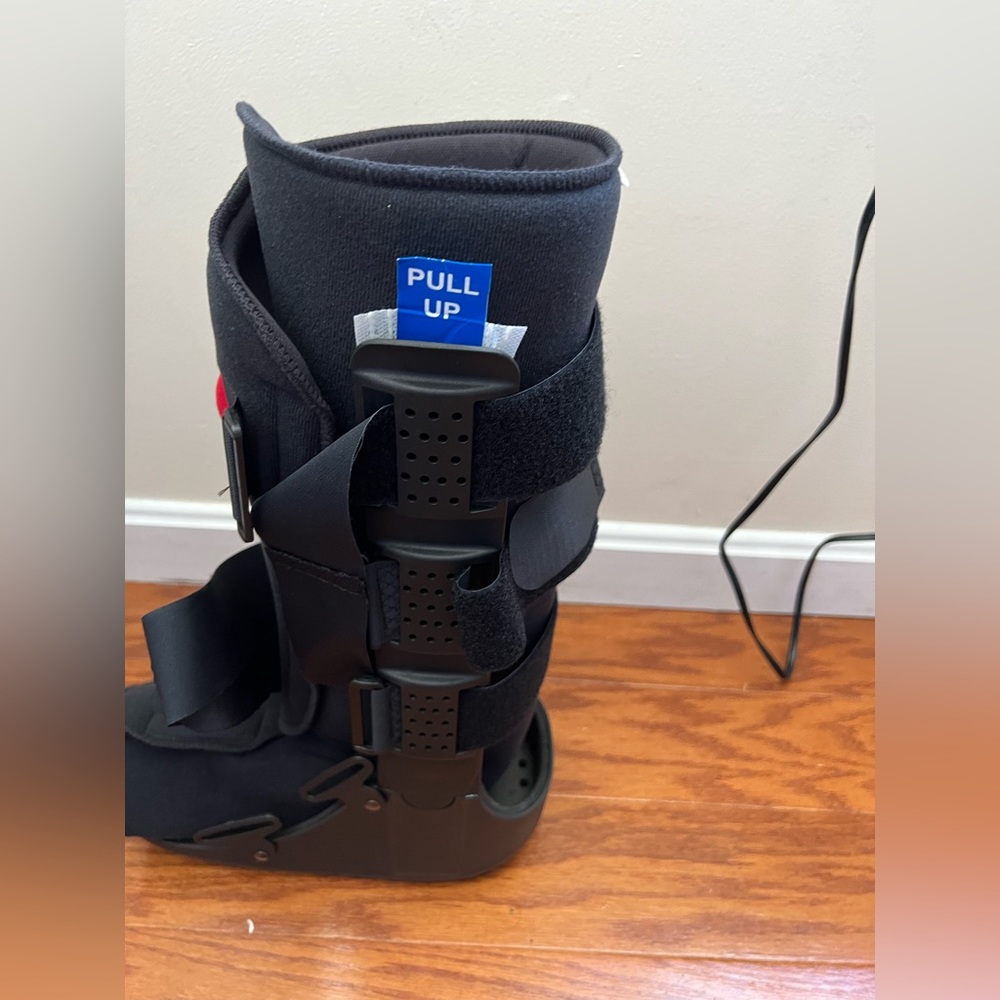 Aircast orthotic walking boot for foot and ankle injuries
